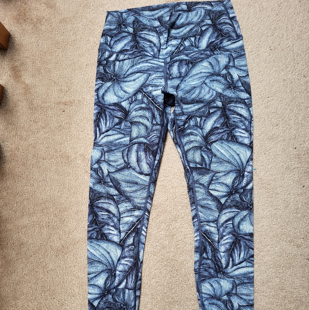 NWOT, Rare blue leaf print Lululemon wunder under Hi-rise leggings size 10! - Picture 2 of 8